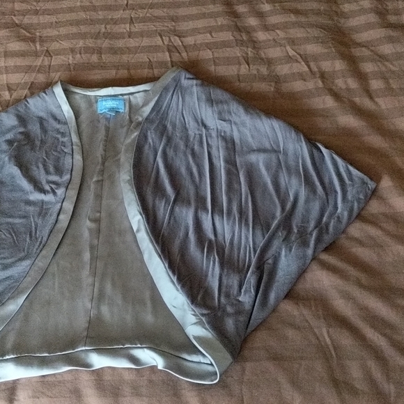 Silver-Gray Vera Wang cape - Picture 2 of 6